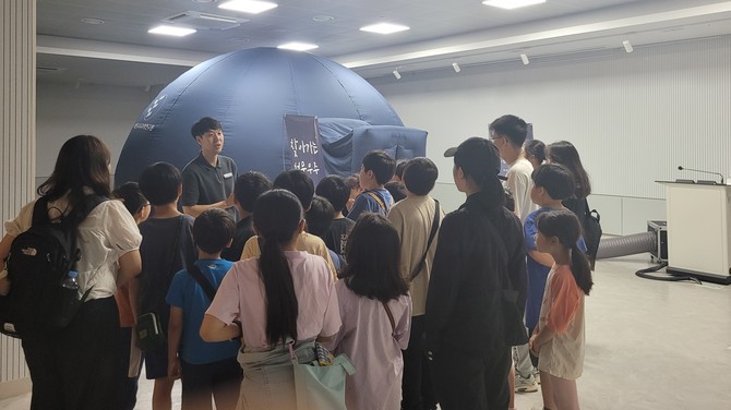 지난 17일 대전시의 3개 학교밖청소년지원센터(동구, 서구, 유성구 소재)와 연계해 학교 밖 청소년 21명을 위한 천문우주교육을 실시하고 있다. ⓒ 대전시교육청