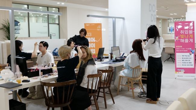 지난 10일부터 13일까지 교내 두두림센터에서 진행된 '너의 취업을 빛나게 해줄게 실전지원 취업지원 프로그램'에서 참여 학생이 면접 헤어·메이크업을 받고 있다. ⓒ 대구과학대학교