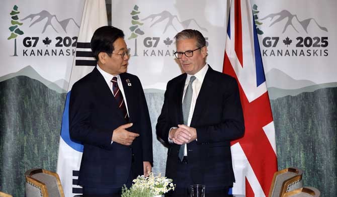 G7 정상회의 참석을 위해 캐나다 카나나스키를 방문 중인 이 대통령은 17일(현지시간) 스타머 영국 총리와 정상회담을 가졌다. ⓒ 연합뉴스