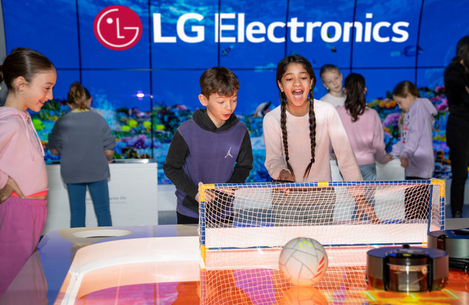 LG전자 북미법인 본사 사옥 내 과학관 'LG 인스퍼레이션 랩'을 찾은 학생들이 로봇청소기로 축구 게임을 하고 있는 모습. ⓒ LG전자