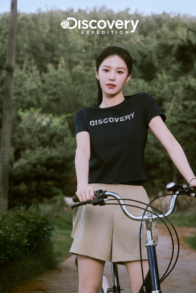 디스커버리 익스페디션이 앰버서더인 배우 고윤정과 함께한 '프레시벤트' 여름 시즌 화보를 공개했다. © 디스커버리 익스페디션