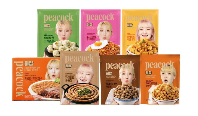 이마트 프리미엄 PB 피코크는 먹방 크리에이터 '히밥'과 협업해 통곱창, 왕만두, 대용량 볶음밥 등 식품 7종을 출시했다. © 이마트