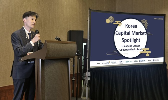 민경욱 한국거래소 코스닥시장본부장이 미국 보스턴에서 열린 코리아 캐피탈 마켓 스포트라이트 행사에 앞서 인사말을 하고 있다. ⓒ 한국거래소