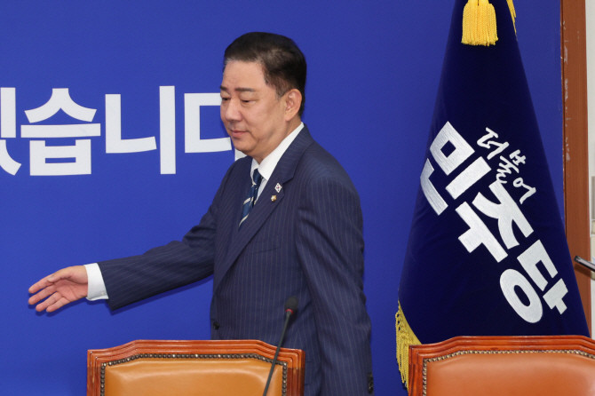 김병기 더불어민주당 당 대표 직무대행 겸 원내대표가 18일 서울 여의도 국회에서 열린 최고위원회의에 참석하고 있다. ⓒ 연합뉴스