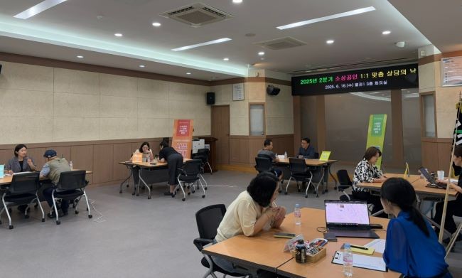 18일 경산시청에서 열린 '소상공인 1:1 맞춤 상담의 날' 2분기 행사 모습. ⓒ 경산시
