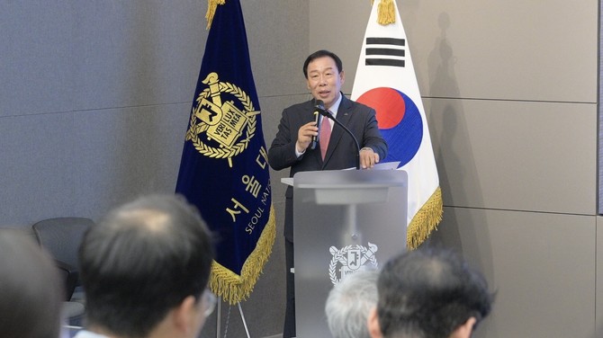 최민호 시장은 지난 18일 세종공동캠퍼스에서 열린 한국행정학회 하계공동학술대회에서 환영사를 하고있다. ⓒ 세종시