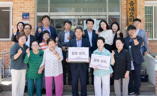 경로당 어르신 건강먹거리 돌봄 시범사업으로 건강한 한끼 전달 후 기념촬영을 하고 있다. ⓒ 청양군