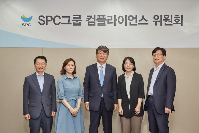 지난 16일 서울 양재동 SPC1945 사옥에서 SPC 컴플라이언스 위원회가 발족식을 갖고 기념사진을 촬영하고 있다. (왼쪽부터) △이정희 위원 △문은숙 위원 △김지형 위원장 △여연심 위원 △경재형 위원. ⓒ SPC