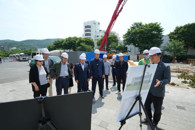 경주시의회 문화도시위원회는 19일 오전 미디어센터 건립현장 방문해 추진현황을 점검하고 있다. ⓒ 경주시의회