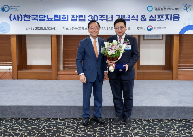 동아제약은 지난 18일 서울시 동대문구 답십리동에 위치한 동대문구사회복지협의회에서 '제14회 동아제약 사랑나눔 바자회' 수익금 전달식을 가졌다. © 동아제약