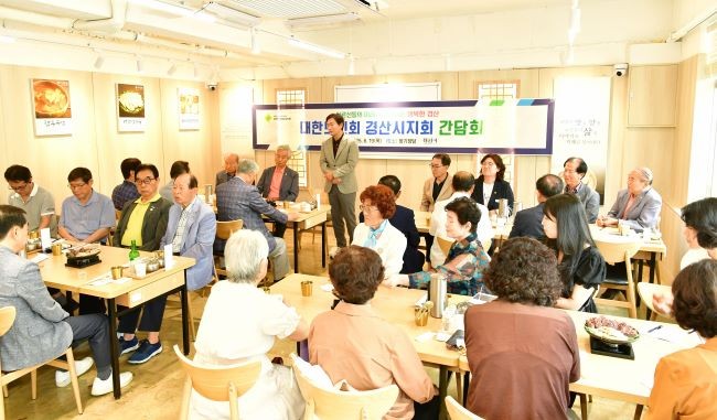 조현일 경산시장과 대한노인회 경산시지회 임원진 소통 간담회 모습. ⓒ 경산시