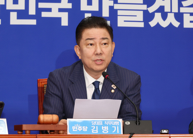 김병기 더불어민주당 당 대표 직무대행 겸 원내대표가 20일 국회에서 열린 최고위원회의에서 발언하고 있다. ⓒ 연합뉴스