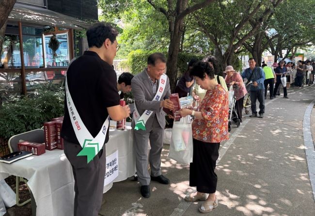 대구 선 공원에서 케이메디허브와 해안동 행정복지센터는 관내 어르신과 주민을 대상으로 간이소화기 200개를 배부하고 있다. ⓒ 케이메디허브