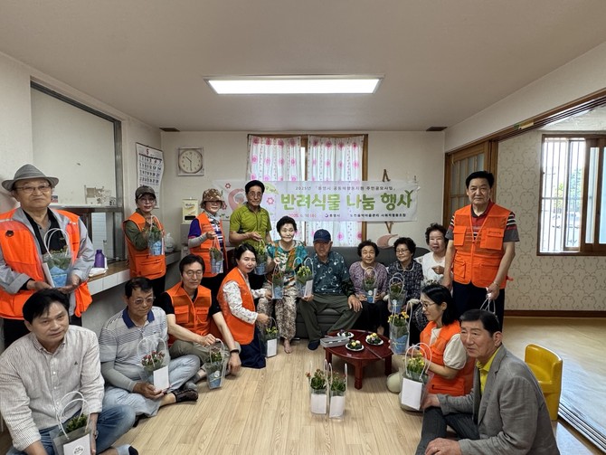 도천동 공동체활성화 지원사업 '반려식물 꽃 나눔 행사'실시. ⓒ 통영시