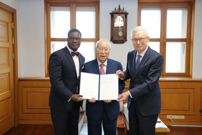 사진 왼쪽부터 프린스턴 신학교 조나단 리 월튼 총장, 정순모 목사(전 학교법인 계명대학교 이사장), 신일희 계명대 총장. ⓒ 계명대학교