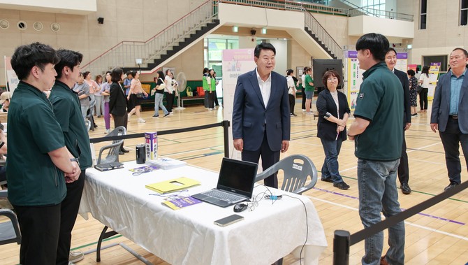 지난 19일 국민체육센터 다목적체육관에서 '2025 당진시 여성 맞춤형 취업박람회'에 오성환 시장이 방문해 관계자들을 격려하고 있다. ⓒ 당진시