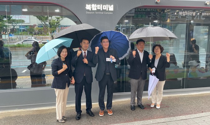 20일 시민들의 대중교통 이용 편의를 높이기 위해 동구 복합터미널 정류장 2개소에 '스마트 승강장'을 설치 후 기념촬영을 하고 있다. ⓒ 대전시