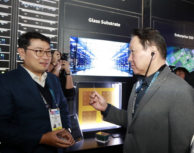 최태원 SK그룹 회장이 지난 1월 미국 라스베이거스에서 열린 'CES 2025' 행사장에 마련된 SK 전시관에서 유리기판을 살펴보고 있다. ⓒ SK그룹