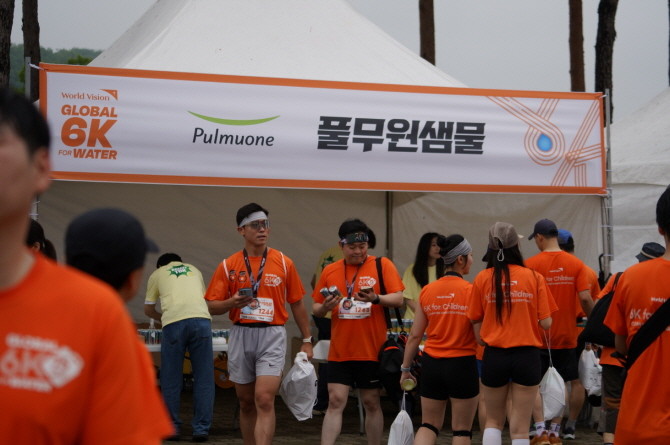 풀무원샘물이 서울 상암 월드컵 평화광장 일대에서 개최된 '2025 글로벌 6K 포 워터 마라톤' 행사에서 홍보부스를 운영하고 참가자들이 제품을 직접 체험할 수 있는 기회를 제공했다. © 풀무원
