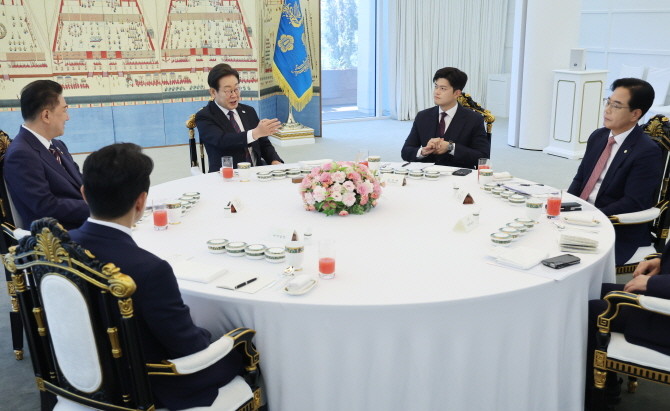 이재명 대통령이 22일 서울 한남동 관저에서 열린 여야 지도부와의 오찬 회동에서 발언하고 있다. © 연합뉴스