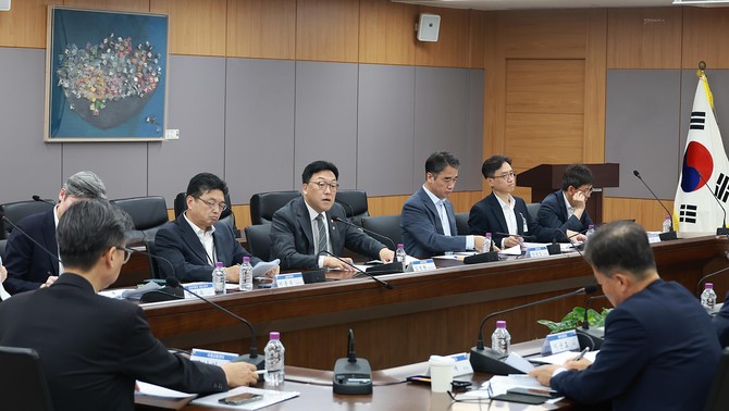 23일 김병환 금융위원장은 금융감독원, 한국거래소 등 유관기관과 함께 '유관기관 증시상황 긴급 점검회의'를 개최했다. ⓒ 금융위원회