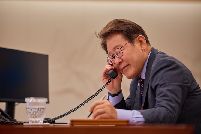 이재명 대통령은 23일 안와르 말레이시아 총리와 정상 간 통화를 가졌다. ⓒ 연합뉴스