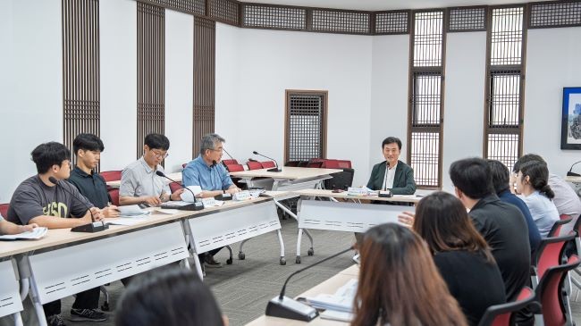 김일곤 경영개발본부장 주재 하에 실무부서장과 담당자들이 참석한 가운데, APEC 정상회의에 대비한 APEC 관련사업 추진 현황을 점검하고, 향후 추진 방향을 논의하고 있다. ⓒ 경북문화관광공사
