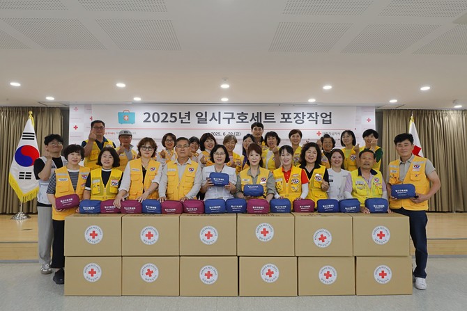 풍수해 대비 일시구호세트 제작 행사 단체 기념 사진을 촬영하고 있다. ⓒ 대한적십자사 경북지사