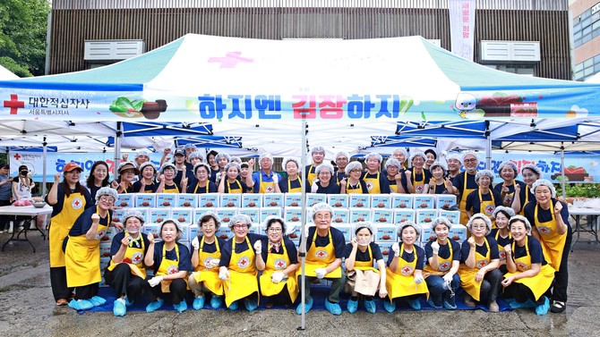 적십자봉사원들이 취약계층에 전달할 열무김치와 오이소박이를 담그고 있다. ⓒ 대한적십자사 서울지사