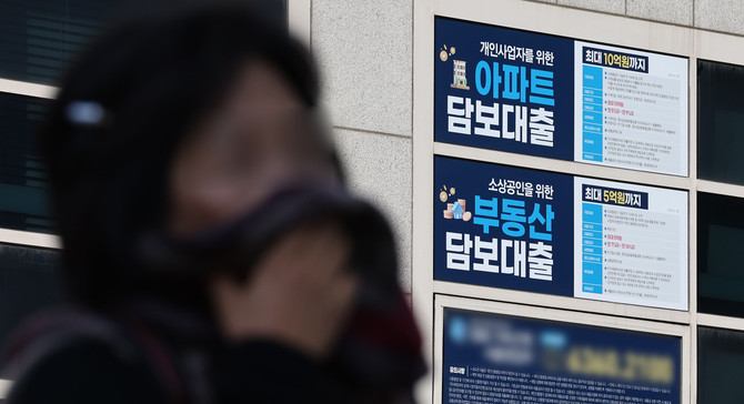 가계대출이 10개월 만에 가장 큰 폭으로 오르면서 금융당국도 대출 조이기에 나서는 등 촉각을 곤두세우고 있다. ⓒ 연합뉴스