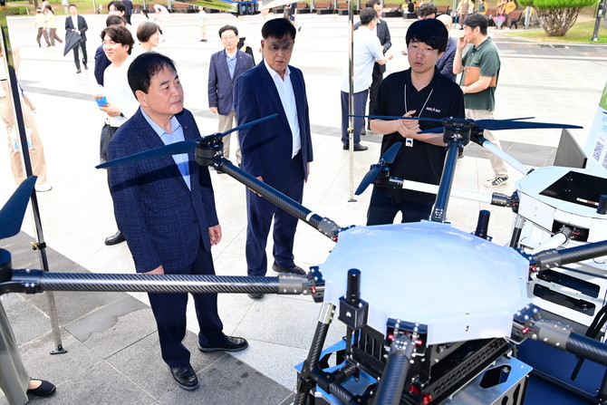 배낙호 김천시장이 드론 배송 시연 현장에서 드론을 주의 깊게 관찰하고 있다. ⓒ 김천시