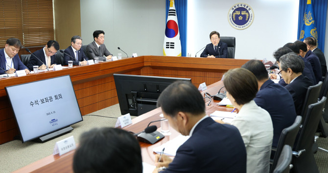 이 대통령은 23일 용산 대통령실 영상회의실에서 제1회 수석보좌관 회의를 주재했다. ⓒ 연합뉴스