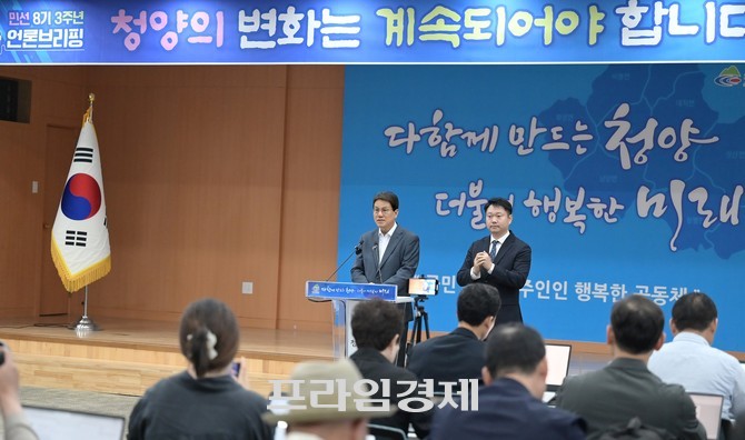 김돈곤 청양군수가 23일 청양군청 대회의실에서 열린 언론브리핑에서 "청양은 자전거처럼, 변화의 페달을 멈추지 않고 앞으로 나아가야 한다"고 강조했다. ⓒ 프라임경제