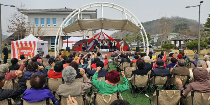 '청춘서커스, 뮤직쇼' 공연 모습. ⓒ 부여군