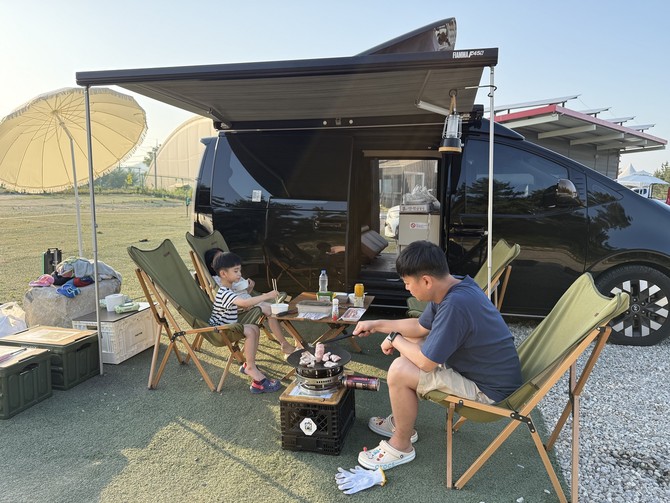 캠핑카 대여 서비스를 이용 중인 현대엔지니어링 임직원과 가족. © 현대엔지니어링