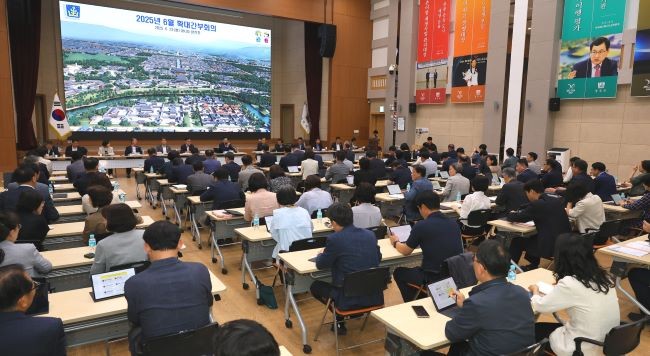 23일 경주시청 알천홀에서 열린 확대간부회의에서 주낙영 경주시장과 간부 공무원들이 시정 현안을 논의하고 있다. ⓒ 경주시