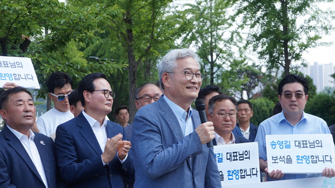23일 소나무당 송영길 당대표가 보석으로 석방되어 지지자들이 환영 메시지를 들어보이고 있다. ⓒ 박비주안 기자