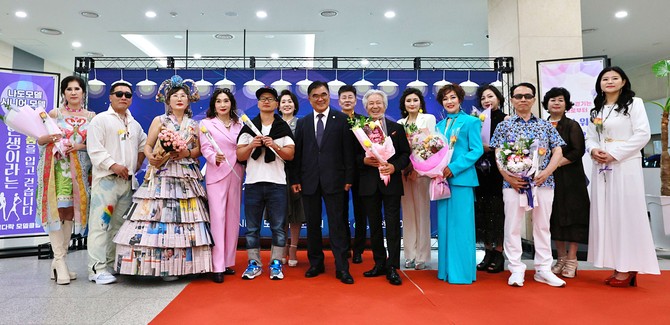 예다락 시니어 패션모델 서천군지회가 지난 19일 '인생이라는 명품을 입고 걷겠습니다'라는 주제로 런웨이장을 통해 워킹 쇼를 개최 후 기념촬영을 하고 있다. ⓒ 서천군
