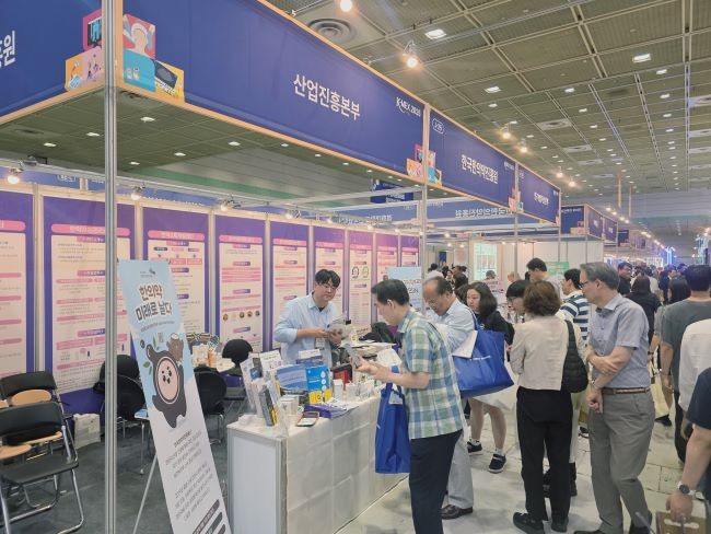 한국한의약진흥원은 지난 22일 코엑스에서 열린 '2025 한의약 및 통합의약 국제산업박람회(K-MEX 2025)'에 참가해 한의약의 산업화 및 연구개발(R&D) 성과를 국내외에 널리 알렸다. ⓒ 한국한의약진흥원