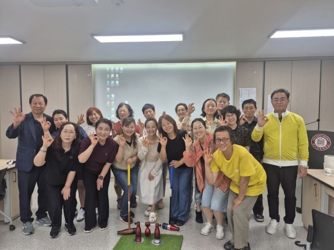 대구과학대학교 평생교육원에서 진행된 '우드볼 지도자과정'에서 학생들이 이론수업 후 단체 기념촬영을 하고 있다. ⓒ 대구과학대학교