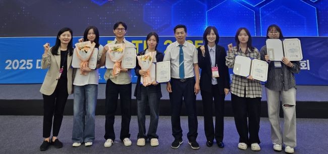 지난 22일 대구 엑스코 동관에서 열린 DDTIX 2025 대구시 치과기공사회 국제학술대회 및 기자재 전시회의 부대행사로 진행된 영남권 학생실기경진대회에서 대구보건대학교 치기공학과 학생들이 전원 수상의 성과를 거두고 기념촬영을 하고 있다. ⓒ 대구보건대학교
