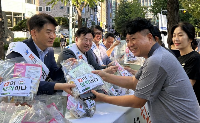 농협중앙회 직원들이 광화문에서 아침밥먹기 캠페인을 진행하고 있다. ⓒ 농협중앙회