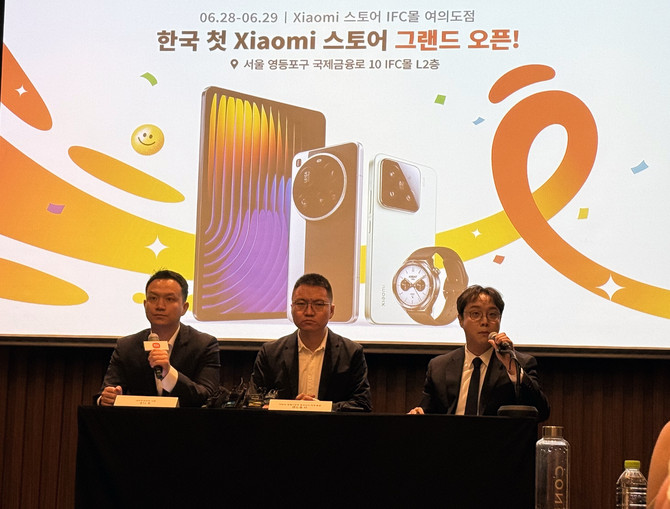 조니 우 샤오미코리아 사장(왼쪽)과 앤드류 리 샤오미 국제사업부 동아시아 지역 총괄(가운데)이 25일 열린 기자간담회 질의에서 답하고 있다. = 이인영 기자