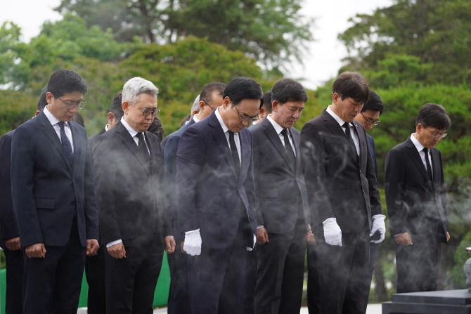 이용배 현대로템 대표이사(왼쪽에서 세 번째)가 25일 국립서울현충원을 찾아 참배하고 있다. ⓒ 현대로템