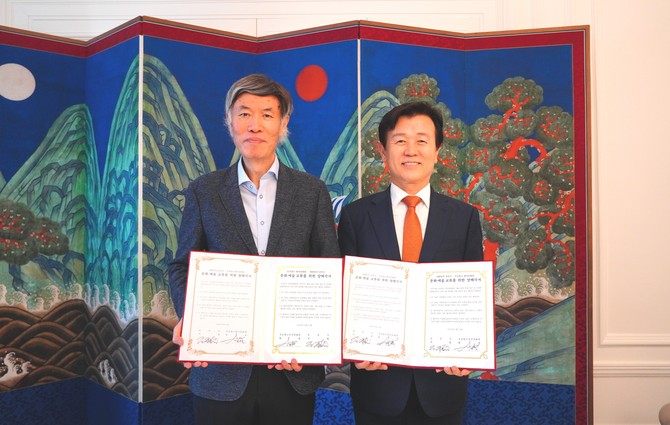 진주시와 주프랑스 한국문화원이 문화산업 교류를 위한 협약을 체결하고 있다. ⓒ 진주시