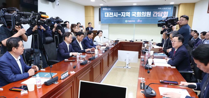 이장우 대전시장은 25일 국회 의원 회관에서 대전 지역구 국회의원들과 간담회를 개최하고 있다. ⓒ 대전시