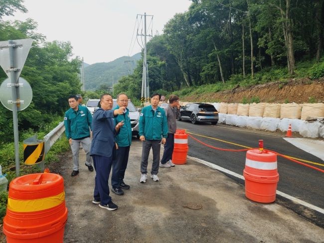 지난 24일 배춘식 부군수는 취임과 함께 안전관리과장을 비롯한 담당부서와 함께 주요 재해취약시설을 점검하고 있다. ⓒ 군위군