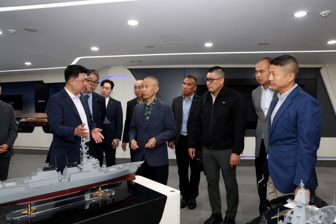 지난 25일 한화오션 거제사업장을 방문한 태국 해군 대표단이 한화오션 특수선사업부 관계자의 설명을 듣고 있다. ⓒ 한화오션