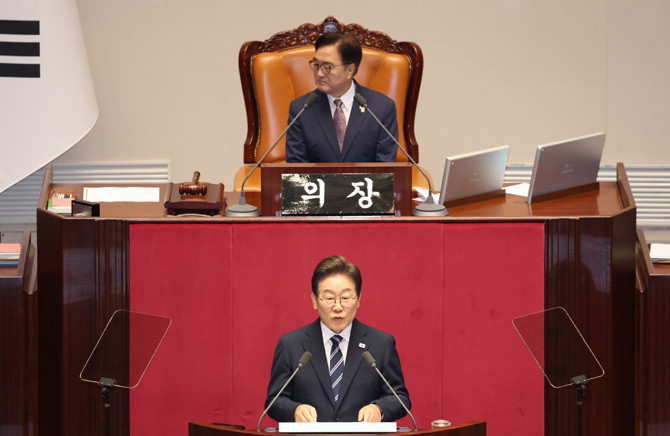 이 대통령이 국회에서 추가경정예산안에 대한 국회 시정연설을 하고 있다. ⓒ 연합뉴스