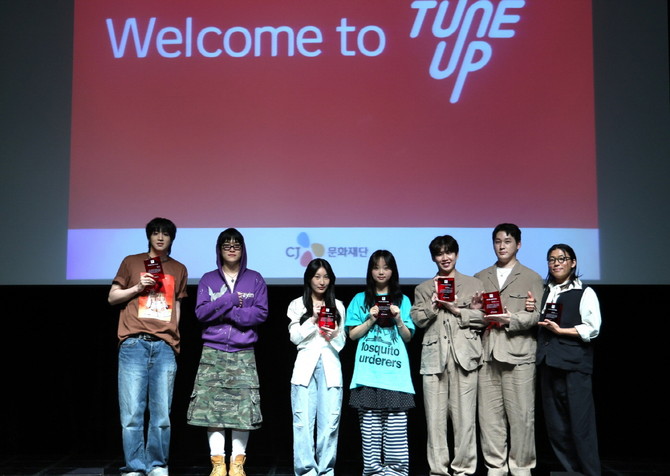 지난 25일 CJ아지트에서 진행된 '튠업 26기 뮤지션 OT'에 참여한 창작자들이 기념사진을 촬영하고 있다. ⓒ CJ문화재단
